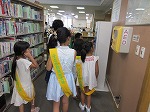 図書館探検中です。（みなと図書館　「子ども図書館大使」）