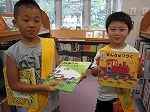 予約が入った本をさがして、み～つけた！（きた図書館　「子ども図書館大使」）