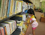 返きゃくされた本を本だなにもどしたよ！（きた図書館　「子ども図書館大使」）