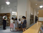 今から、本の展示コーナー作り。「工作」の本を探すぞ！（みずほ図書館　「子ども図書館大使」）