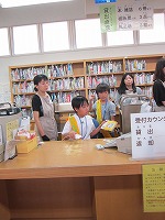 楽しみにしていたカウンターのお仕事体験。（なかがわ図書館　「子ども図書館大使」）