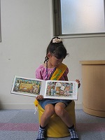 たくさん練習をして、いよいよおはなし会本番です。（なかがわ図書館　「子ども図書館大使」）