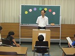 第1回　館長から任命状（にんめいじょう）をもらいました。（めいとう図書館　「子ども図書館大使」）