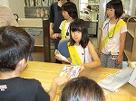 ドキドキのカウンター体験、「はい、どうぞ」（くすのき図書館　「子ども図書館大使」）