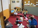 大使によるおはなし会。練習の成果が出ました。（とみだ図書館　「子ども図書館大使」）