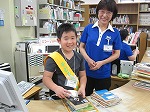 みんなが楽しみにしていたカウンターのお仕事です！（しだみ図書館　「子ども図書館大使」）