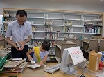 たのしみだったカウンターたいけん中。（とくしげ図書館　「子ども図書館大使」）