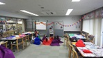 前半はおはなしをたのしみました。（10月）（にし図書館　としょかんくらぶ「ウーフクラブ」をおこないました）