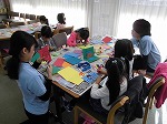 カード作りのようすです。（11月）（にし図書館　としょかんくらぶ「ウーフクラブ」をおこないました）