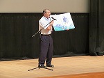 大型絵本『にじいろのさかな』を読んでます。（あつた図書館　あつた区制80周年「夏休み子どもアニメ劇場）」をおこないました）