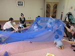 入りたい子よっといで～。大きな布のわらべうたあそび。（みなと図書館「つくろう、うたおう、親子であそぼ！」）