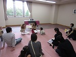 とても表情豊かに読んでくださいました。 (みなと図書館 みなと図書館多文化共生事業「外国語でおはなし会」をおこないました)