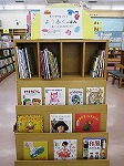 展示風景　てんぱく図書館　「もうすぐなつ！ようふくのほん」