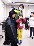 ぼうしとマントでカワウにへんしん。（なんよう図書館　ワークショップ「藤前干潟（ふじまえひがた）いきものカルタを作ろう！」をおこないました）