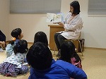 いつもとちがうおはなし会にみんなむちゅうです。（みずほ図書館・名古屋女子大学コラボ企画「学生ボランティアによるおはなし会」）