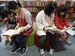 学生のおねえさんたちが好きな絵本をよんでくれました！（みずほ図書館・名古屋女子大学コラボ企画「学生ボランティアによるおはなし会」）