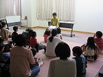 みんな、語りに聞き入っています。（みなと図書館　こわいおはなし会）