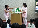 紙芝居や大型絵本を英語とジェスチャーで聞きました。（てんぱく図書館　英語デ紙芝居・夏！！）