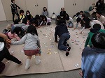 どこかな...あった！絵札をめざしてダッシュ！（あつた図書館　カルタ大会）