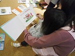 おひざにだっこで絵本をよんでもらう時間もあったよ。（みずほ図書館・名古屋女子大学コラボ企画「学生ボランティアによるおはなし会」）