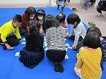 小学生の部。きんちょう感がいっぱい。みんな真剣（しんけん）です。（なかがわ図書館　冬のカルタ会）