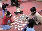 すごい集中力を見せてくれた子ども達に、図書館からささやかなお年玉のおみやげをわたしました。（てんぱく図書館　カルタ会）