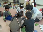 「はいっ！」げんきな声がひびきます。（くすのき図書館　カルタ大会）