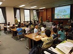 みんな、しんけんに聞いています。（つるまちゅうおう図書館　電気のひみつを知ろう）