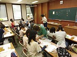 点字器を出して、いよいよ点字にちょうせん！（つるまちゅうおう図書館　夏休み親子点字体験教室）