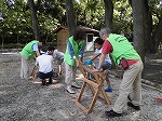 のこぎりを使って、丸太切り。なかなかむずかしいなあ。（あつた図書館　熱田白鳥で木工体験！）