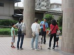 水消火器のせつめい中。ねらい通りに飛ばせたかな？（なかむら図書館　ちびっ子集まれ！防災体験）