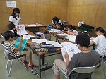 カウンターのほか百科事典の使い方も勉強しました。（ちくさ図書館　子ども司書～図書館のお仕事を体験して自由研究にしよう～）