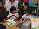 力をあわせてカウンターのお仕事がんばりました！（つるまちゅうおう図書館　「なごやっ子読書ノートでカウンター体験」）