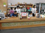 今日だけはぼくたち、わたしたちが図書館員！（つるまちゅうおう図書館　「なごやっ子読書ノートでカウンター体験」）