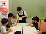 豆本作り、おりかたが少しむずかしかったね。（つるまちゅうおう図書館　「なごやっ子読書ノートでカウンター体験」）