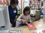 ピッと音がなるようになぞります。（みなと図書館　「なごやっ子読書ノートでカウンター体験」）