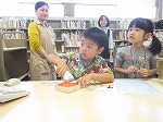 カウンターでは慎重（しんちょう）に貸出・返却しました。（ちくさ図書館　「なごやっ子読書ノートでカウンター体験」）