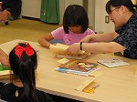 本に透明カバーをかける体験もしました。（みずほ図書館　「なごやっ子読書ノートでカウンター体験」）