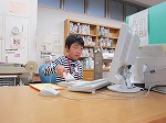 うまくできるかな？ドキドキ。（練習風景）（なかがわ図書館　「なごやっ子読書ノートでカウンター体験」）