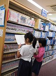 よやくの本をさがしています。（なんよう図書館　「なごやっ子読書ノートでカウンター体験」）