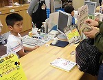 あいさつもしっかり。（なんよう図書館　「なごやっ子読書ノートでカウンター体験」）