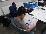 自分の知りたいことを、百科事典で調査中。（あつた図書館　「百科事典で名たんてい！」）