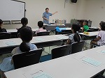 みんなしんけんにお話をきいています。（きた図書館　「たかやま先生のやくにたつ読書感想文講座」）