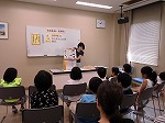 せつめいを聞きます。みんなしんけん。（なんよう図書館　「百科事典で名たんてい！」）