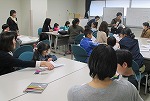 集会室には小学生がいっぱい！（ひがし図書館　「おはなしと工作の会」をおこないました）