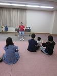 「ワン　ツー　スリー」の手遊び。だんだんテンポを速くします。（みなと図書館　なごやっ子読書月間記念行事「外国語でおはなし会」をおこないました）