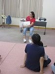 「きょうはみんなでクマがりだ」を英語と日本語訳とで読み聞かせ。（みなと図書館　なごやっ子読書月間記念行事「外国語でおはなし会」をおこないました）