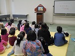 紙芝居にききいっています。（きた図書館　なごやっ子読書月間記念「おはなしとかんたん工作の会」をおこないました）