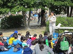 シマウマのえさもみせてもらいました。（ちくさ図書館　東山動植物園で「おはなしどうぶつえん」をおこないました）