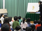 みんな、パネルシアターにくぎづけ！（みずほ図書館　「みずほとしょかんこどもまつり」をおこないました）